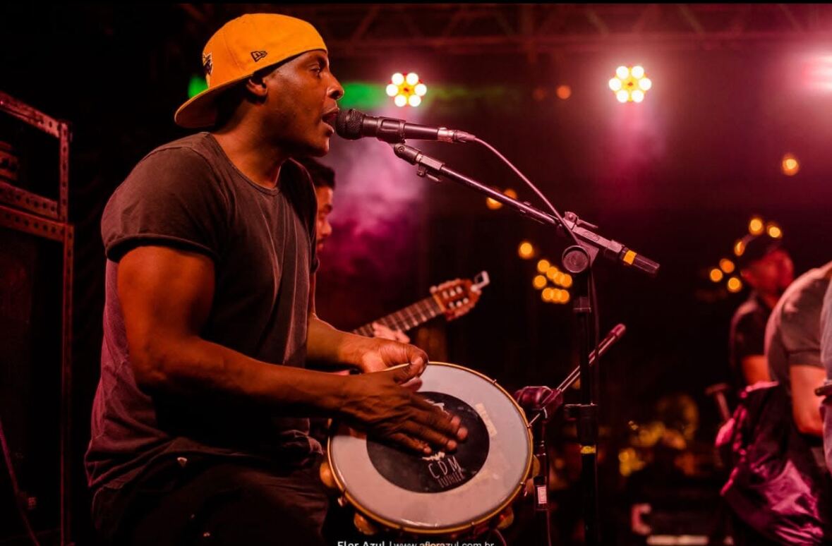 Samba de Canto em roda intimista, músicos e público próximos